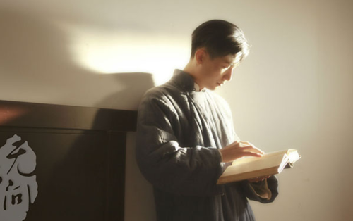 只問敢勇，無問西東